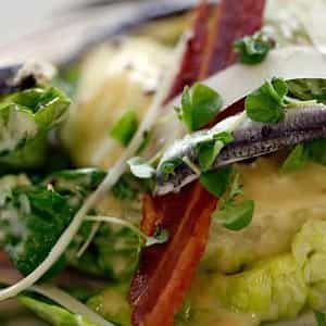 Salad with crispy bacon