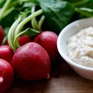 Crunchy radishes with taramasalata